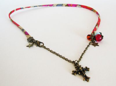 Collier Liberty pendentif Croix et breloques perles