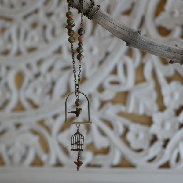 Collier au long pendentif aux oiseaux