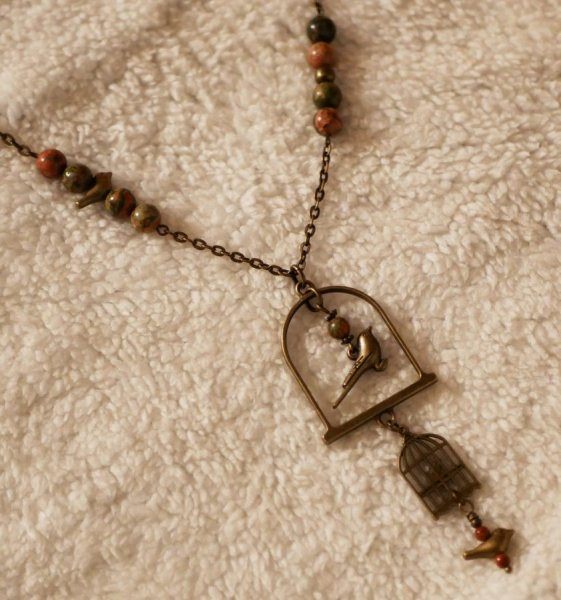 Collier au long pendentif aux oiseaux