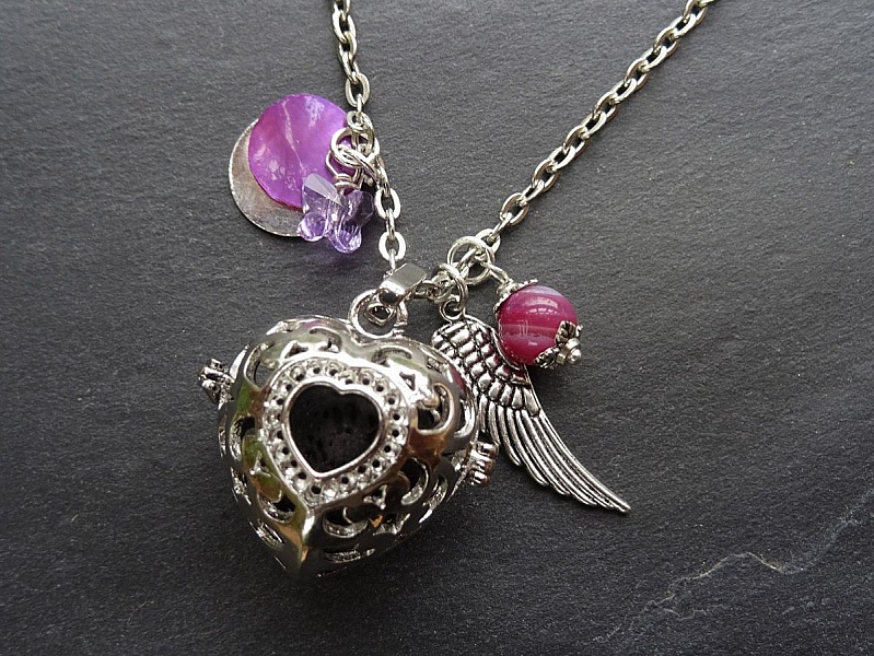 Collier pendentif boite &agrave; parfum Coeur Violet