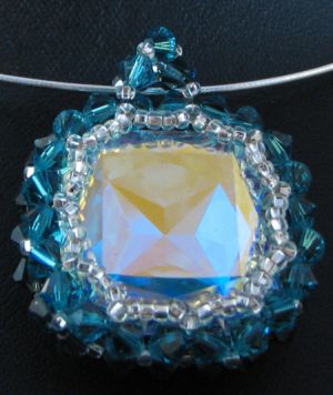Pendentif carr&eacute; Pacific Blue sur collier torque