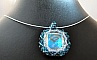 Pendentif carr&eacute; Pacific Blue sur collier torque
