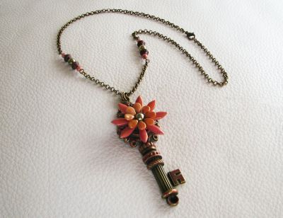 Collier pendentif Clef et fleurs en perles sur chaîne