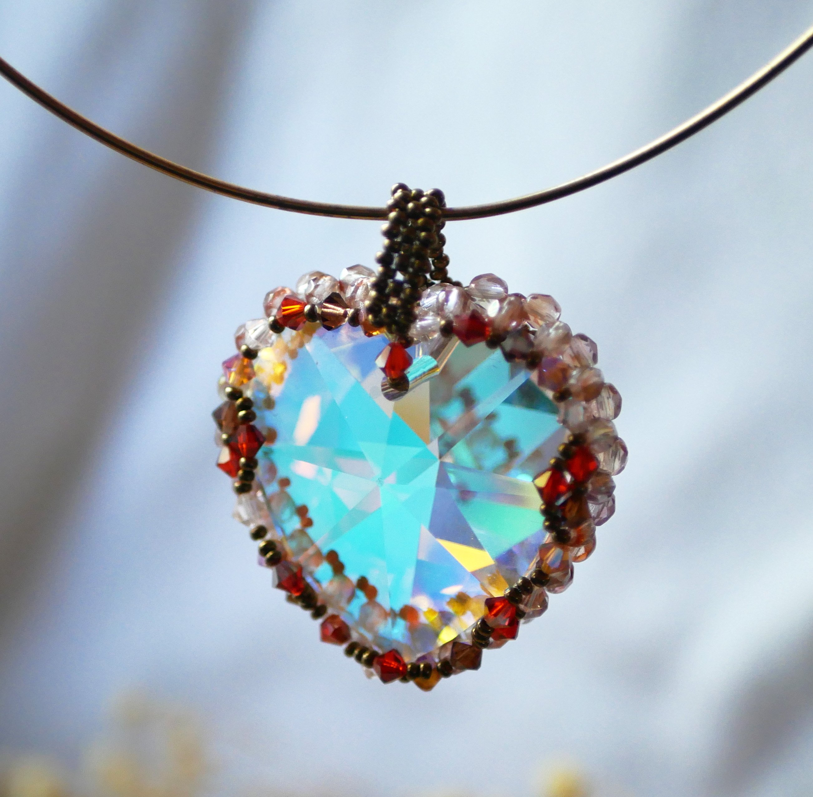 Collier pendentif Grand coeur cristal Swarovski sur torque dor&eacute;e