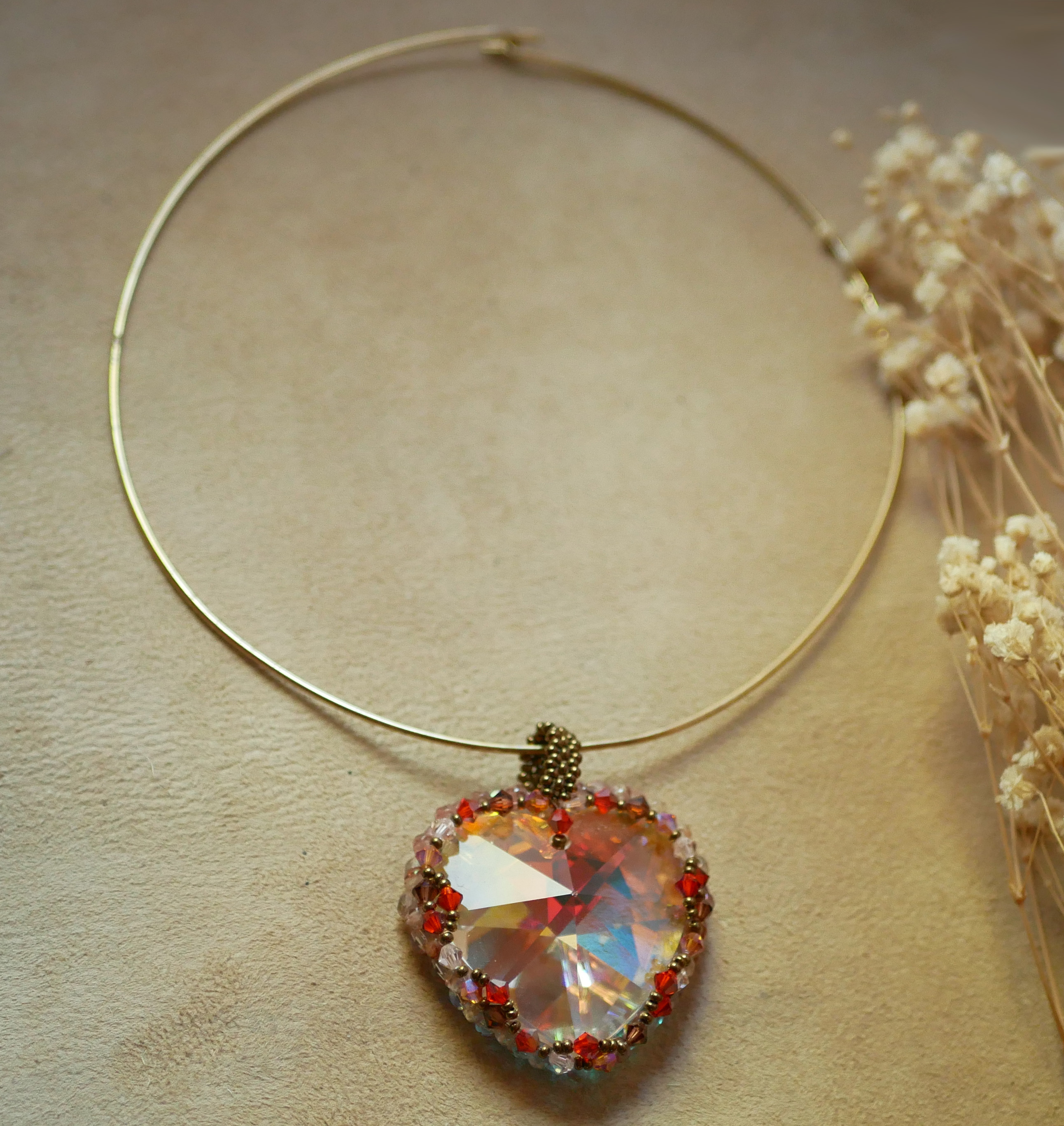 Collier pendentif Grand coeur cristal Swarovski sur torque dorée