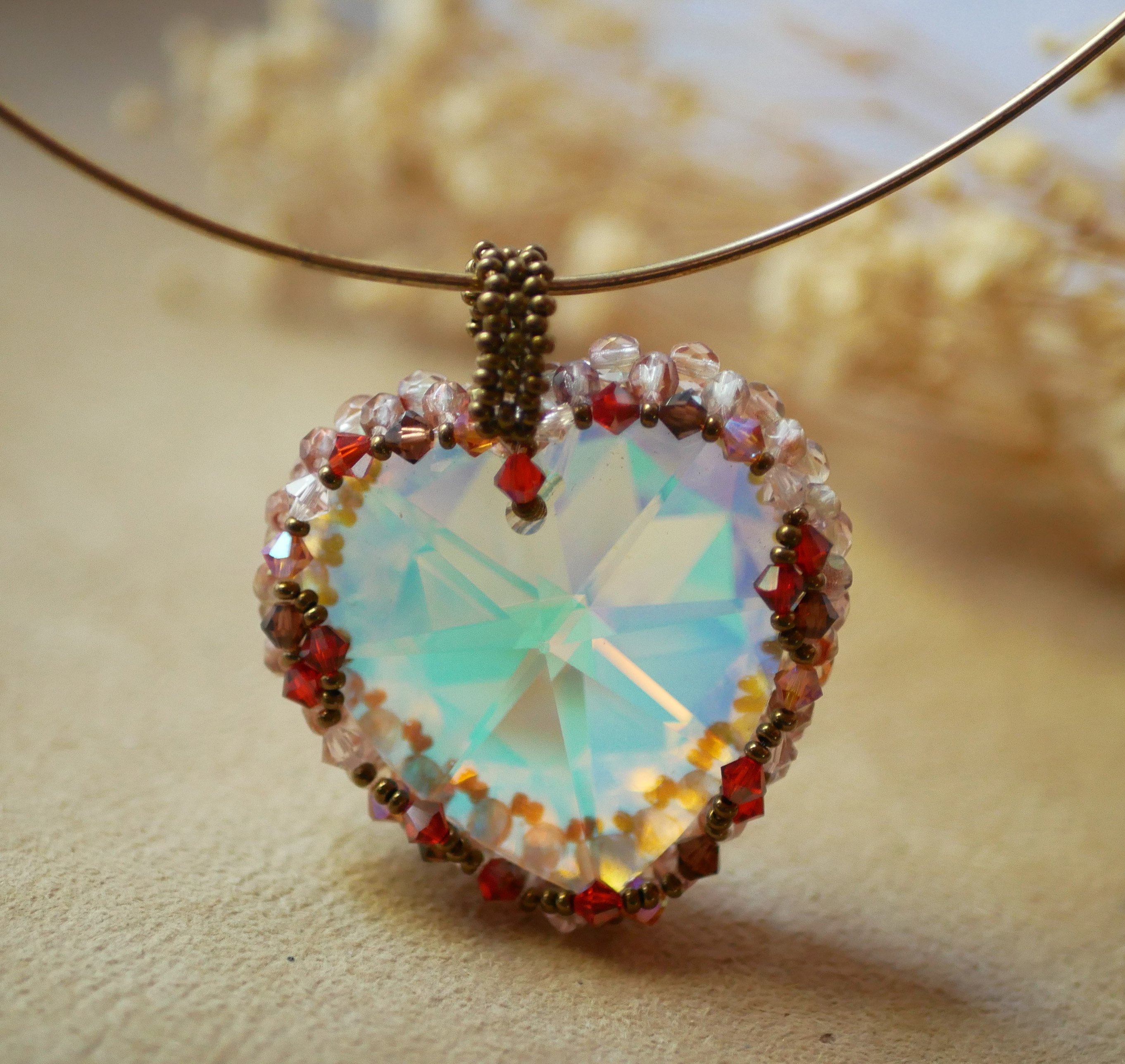 Collier pendentif Grand coeur cristal Swarovski sur torque dor&eacute;e