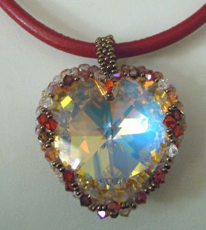 Collier pendentif Grand coeur Hyacinth cuir rouge