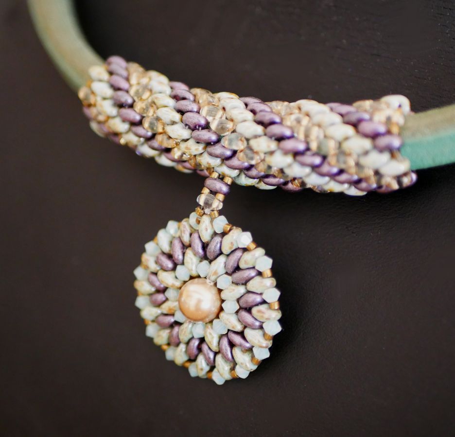 Collier pendentif cuir Regaliz perles Violet/vert