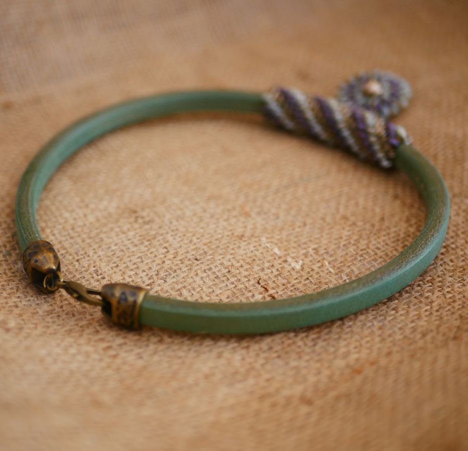 Collier en cuir épais Regaliz au pendentif en perles tissées Violet/vert pâle