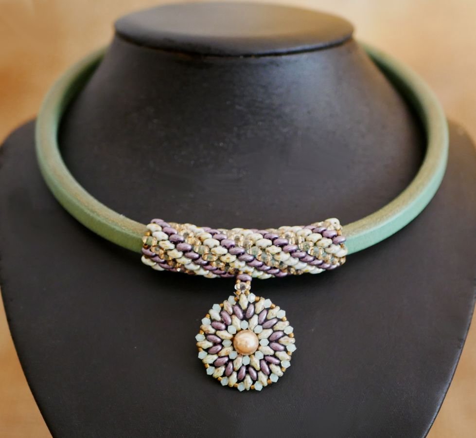 Collier en cuir épais Regaliz au pendentif en perles tissées Violet/vert pâle