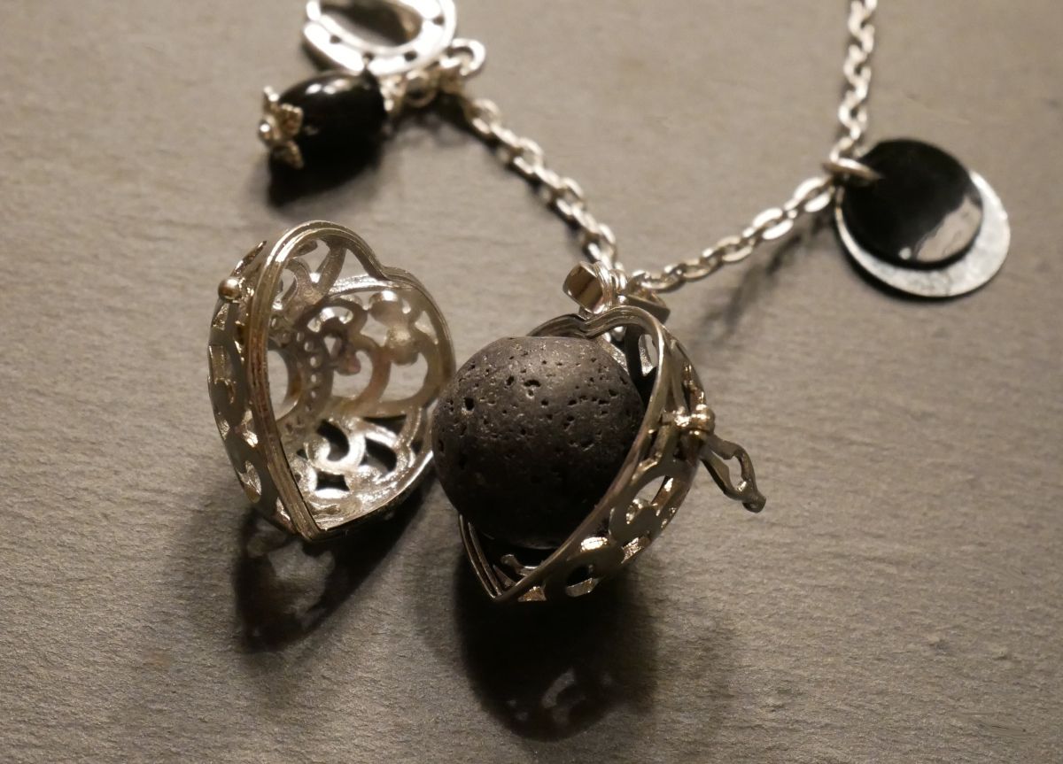 Collier pendentif diffuseur Coeur pierre de lave Noir