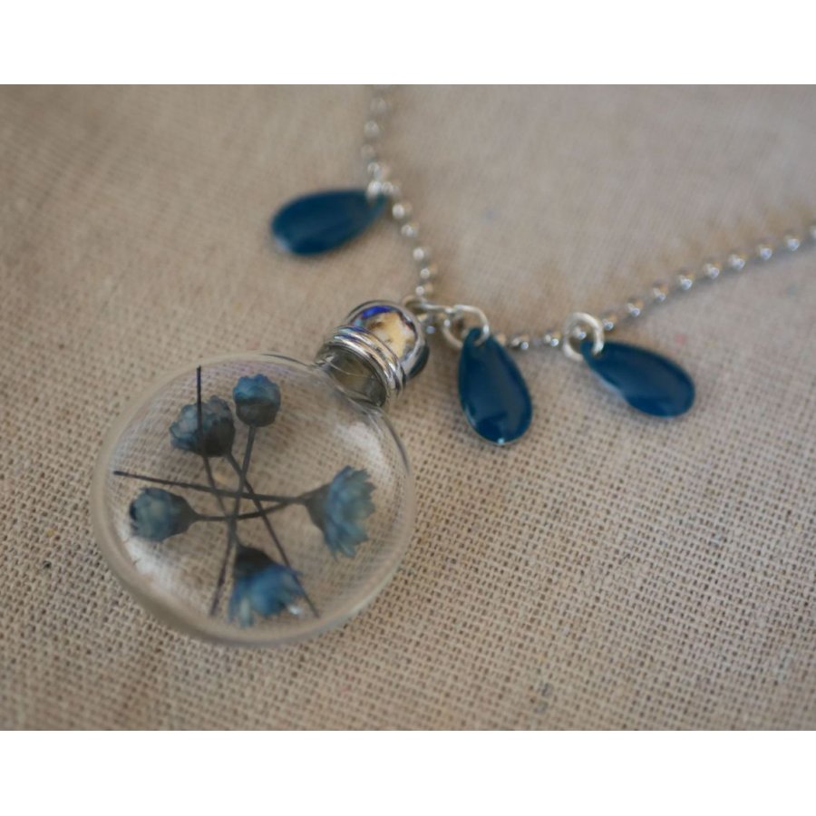 Collier pendentif au globe fleurs bleues 