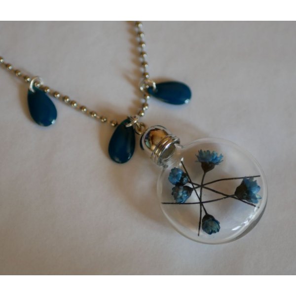 Collier pendentif au globe fleurs bleues 