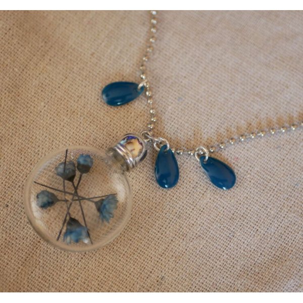 Collier pendentif au globe fleurs bleues 