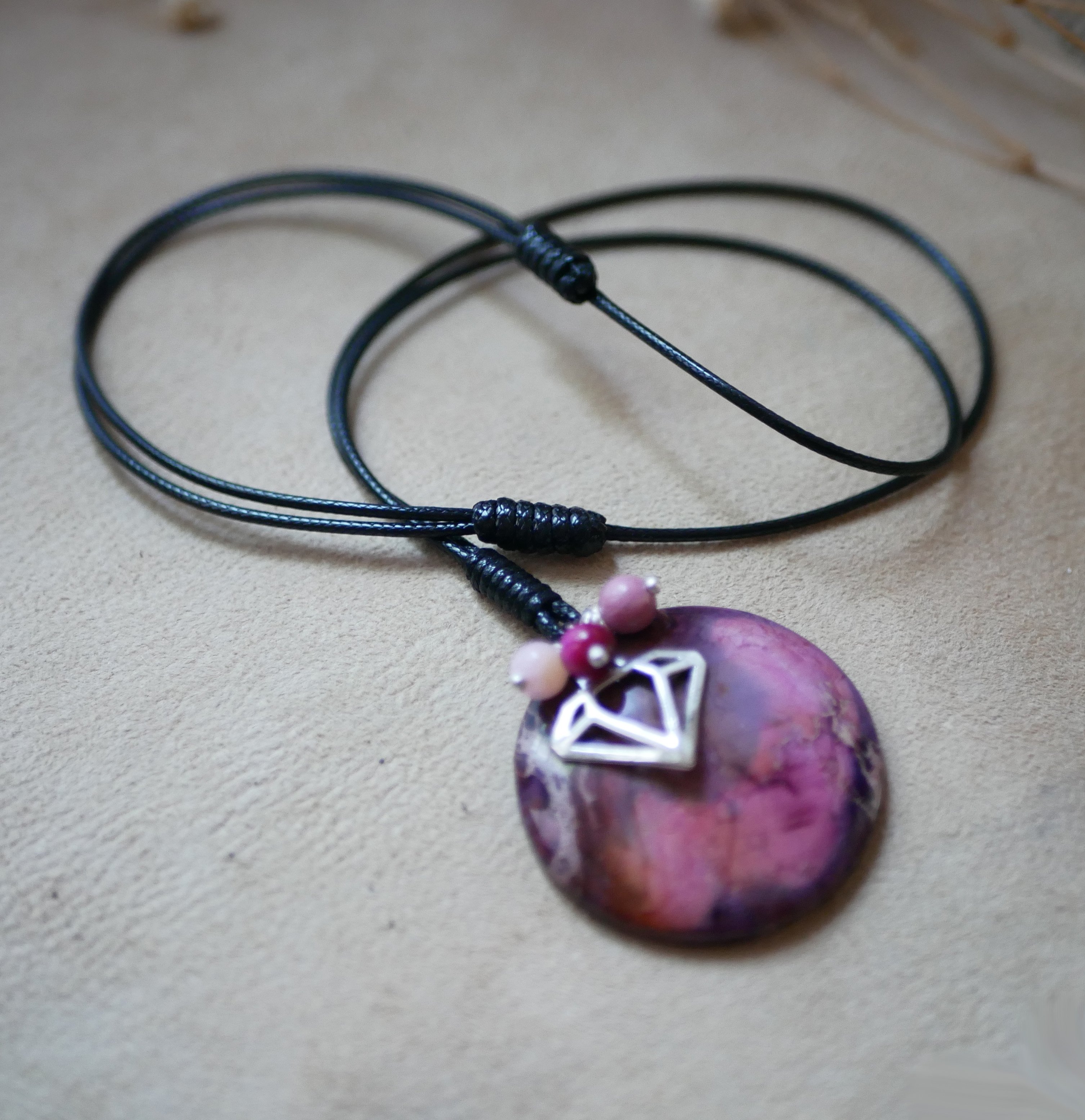 Collier pendentif rond en pierre de jaspe violet sur cordon cuir noir ajustable