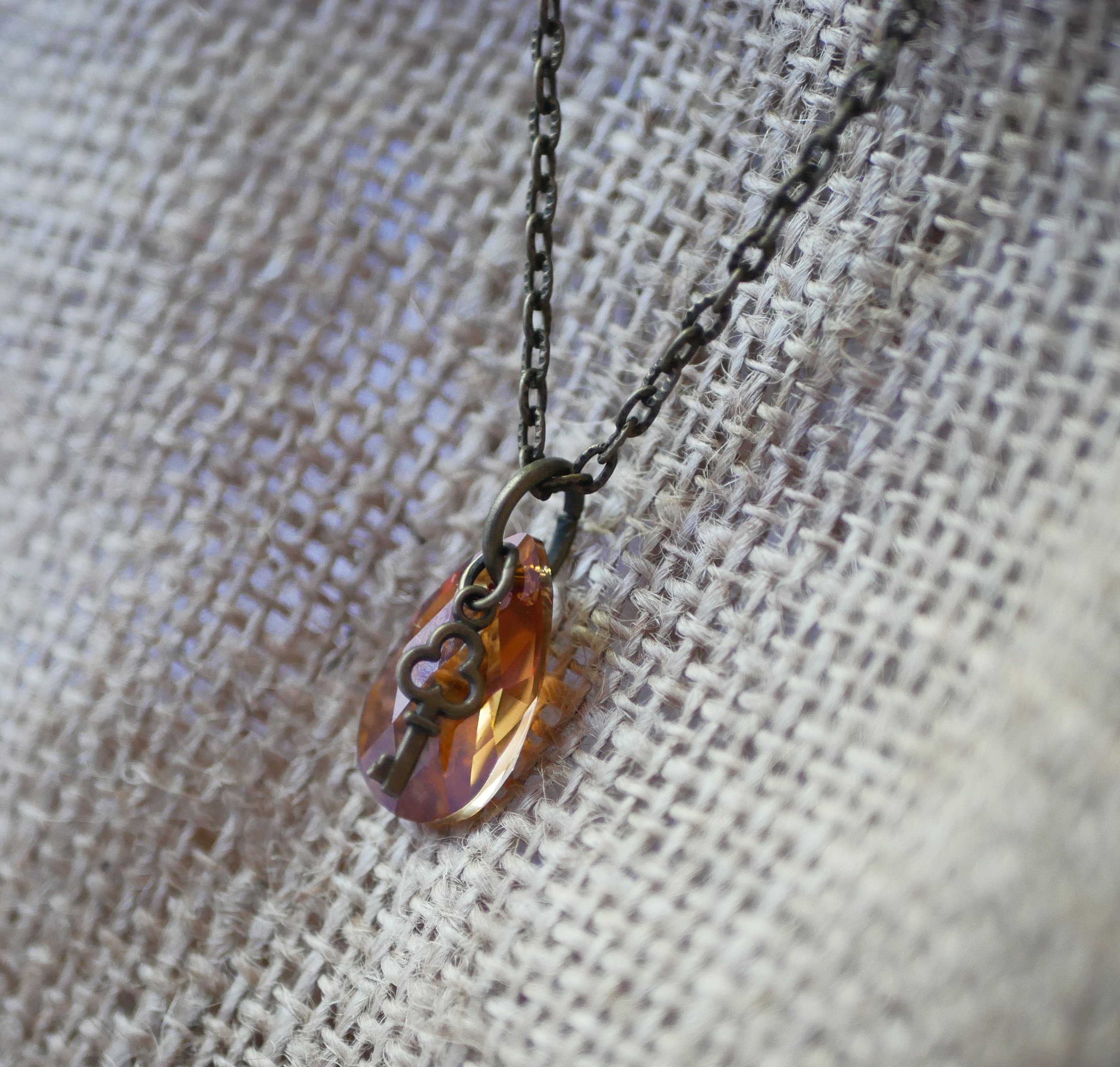 Collier pendentif Swarovski Larme ambre cuivré sur chaîne bronze vieilli