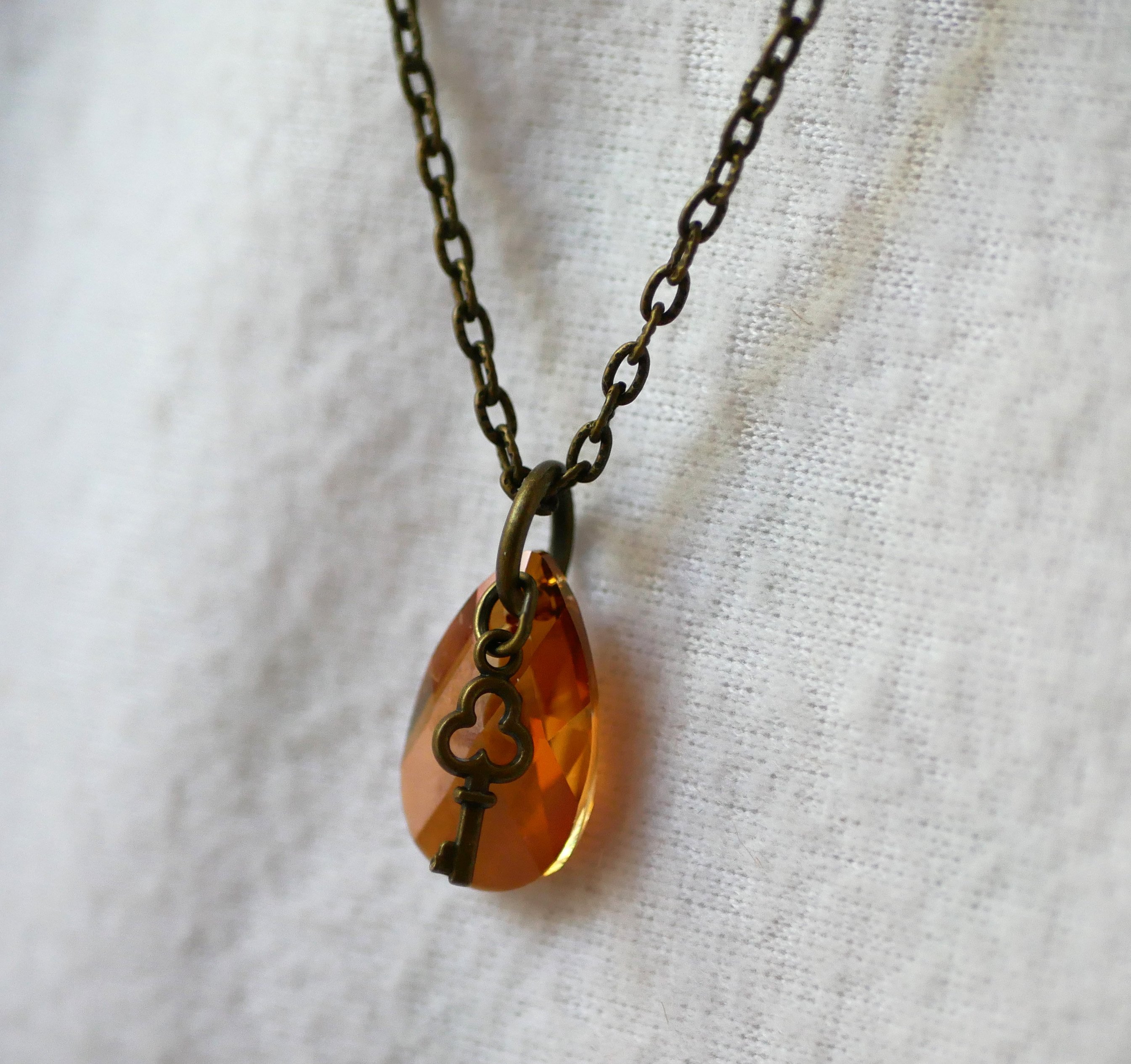 Collier pendentif Swarovski Larme ambre cuivré sur chaîne bronze vieilli