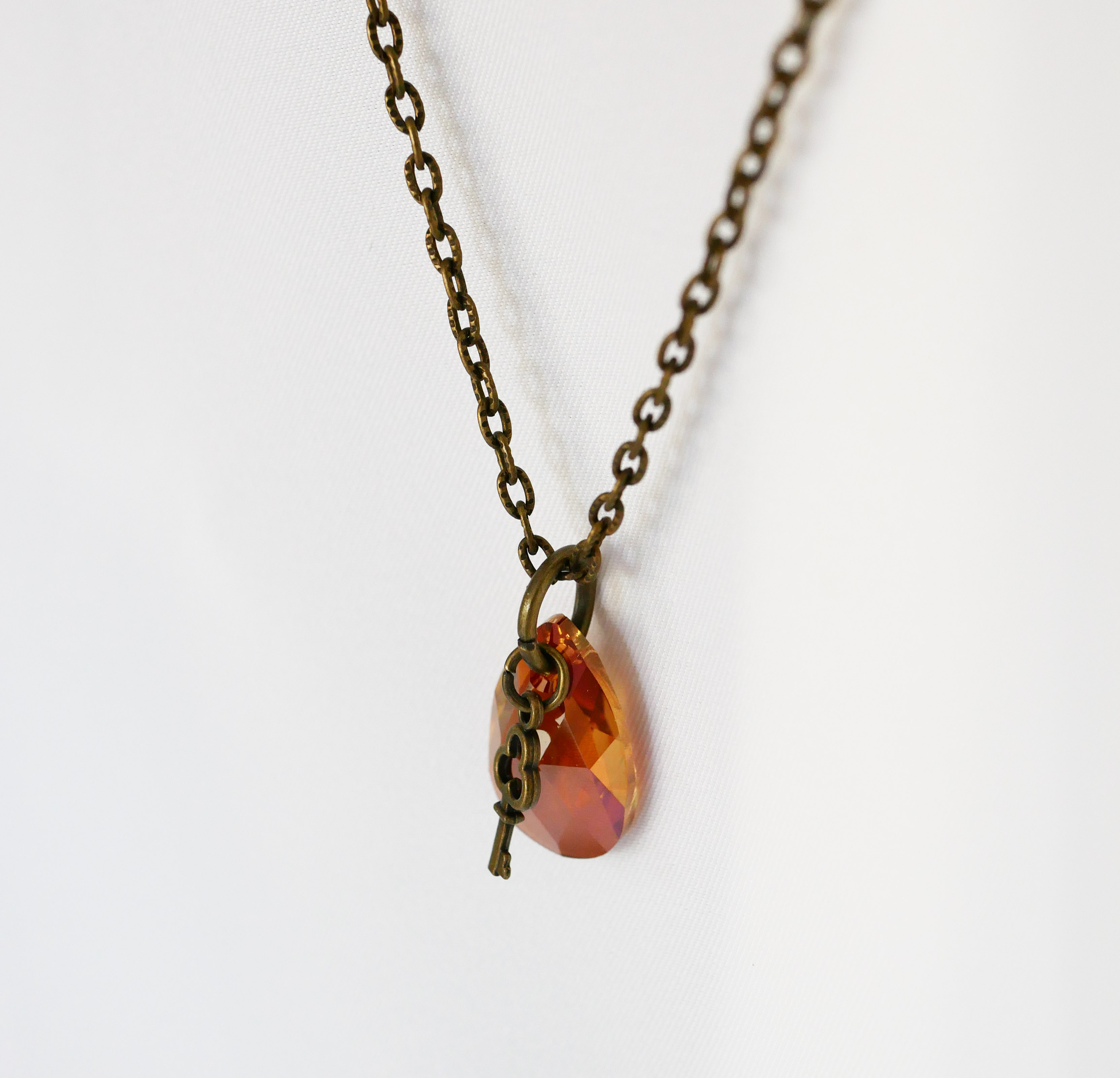 Collier pendentif Swarovski Larme ambre cuivré sur chaîne bronze vieilli