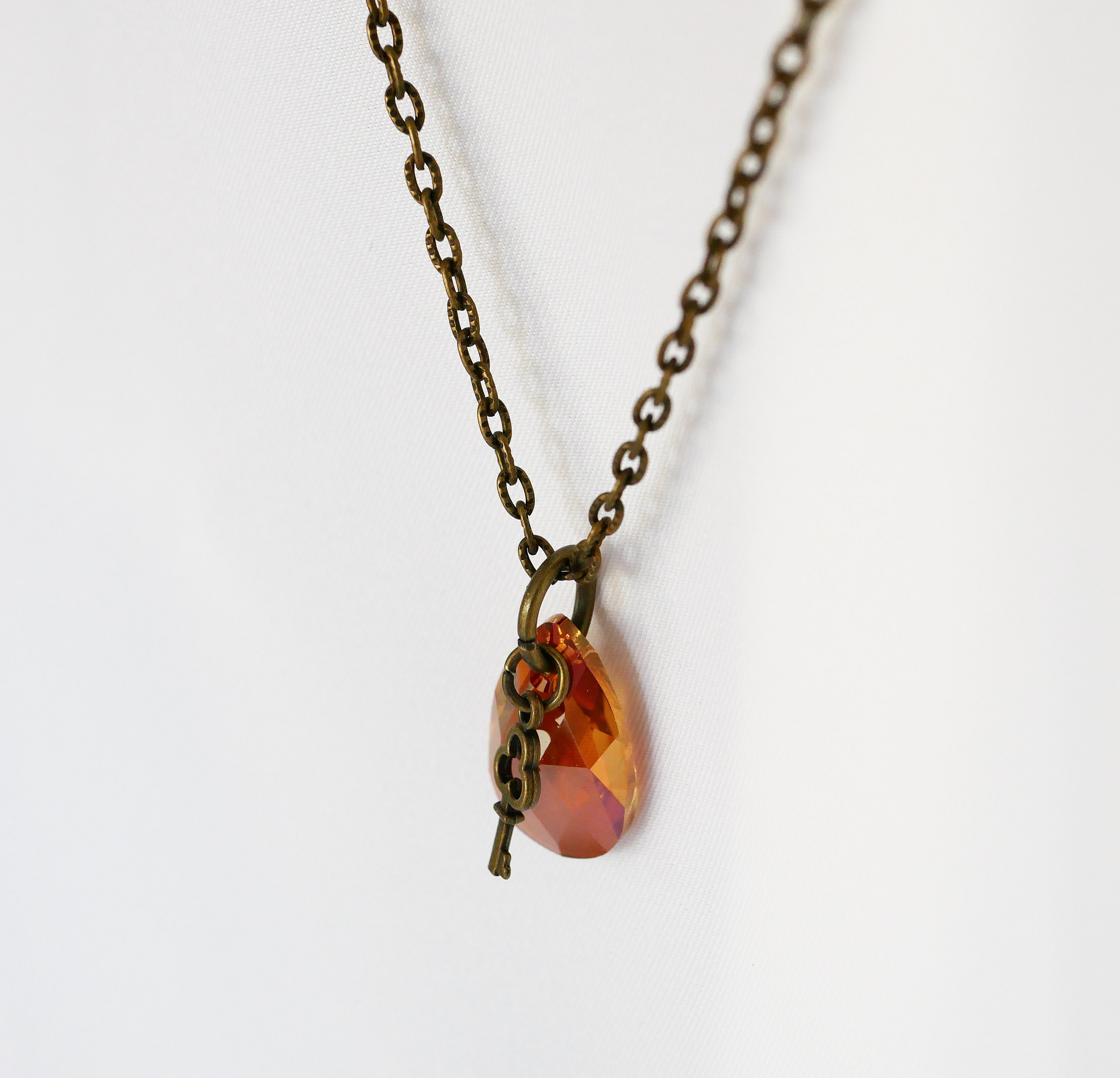 Collier pendentif Swarovski Larme ambre cuivr&eacute; sur cha&icirc;ne bronze vieilli