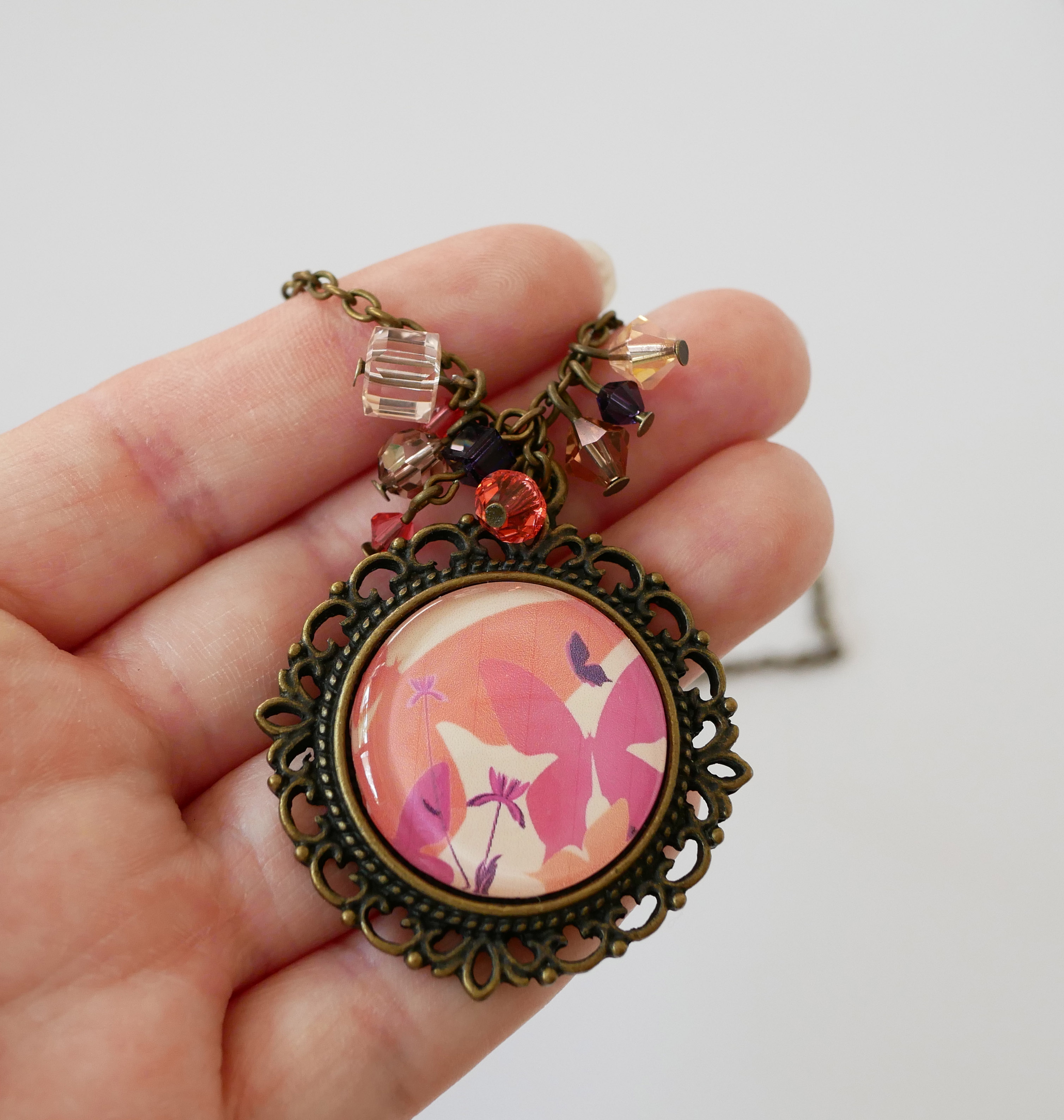 Collier au pendentif vintage et cabochon Papillons tons pêche corail