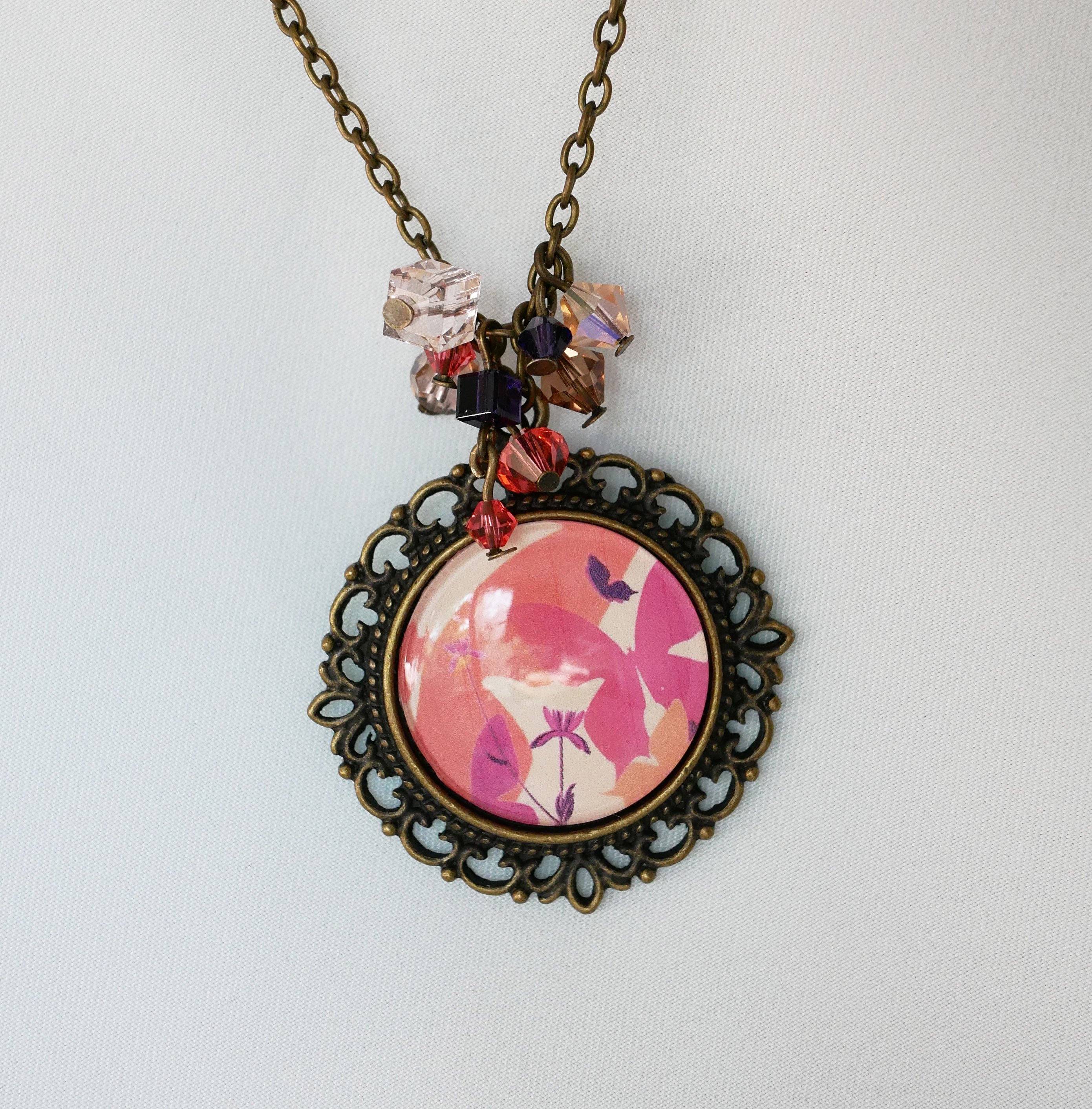 Collier au pendentif vintage et cabochon Papillons tons pêche corail
