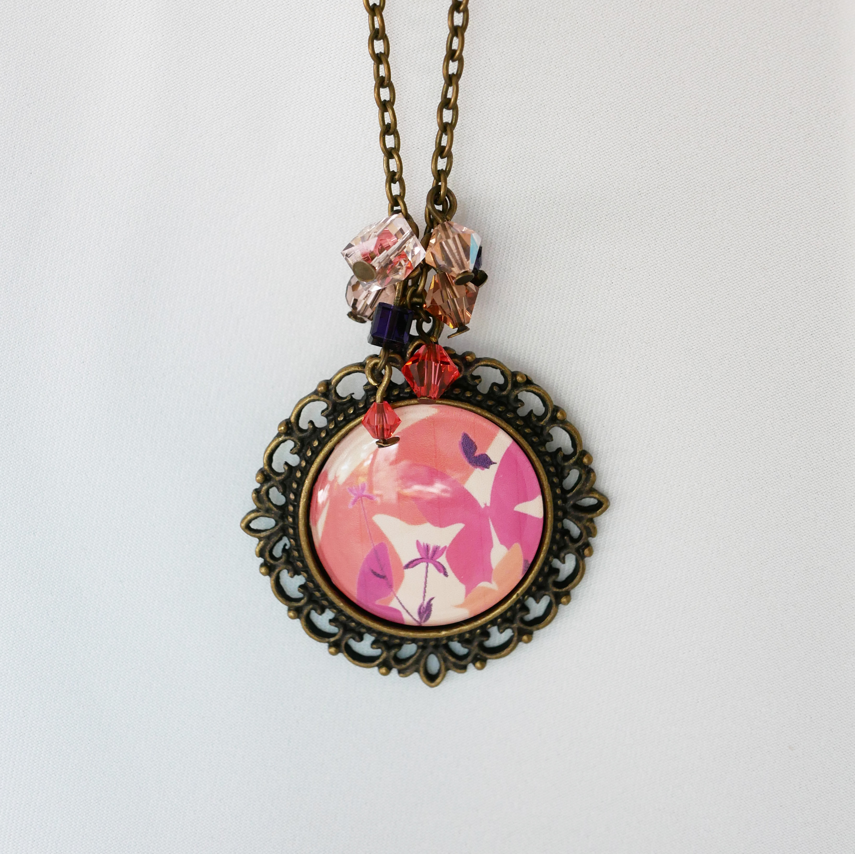 Collier au pendentif vintage et cabochon Papillons tons pêche corail