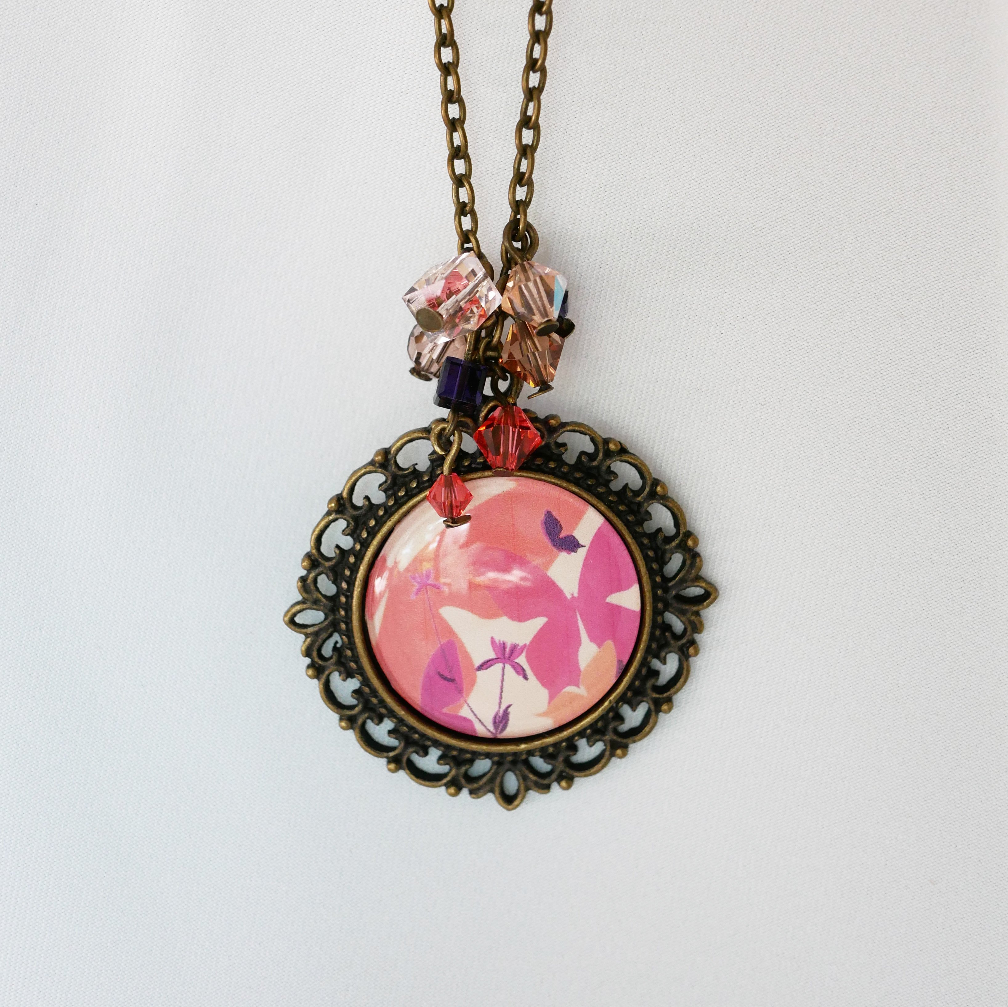 Collier au pendentif vintage et cabochon Papillons tons pêche corail