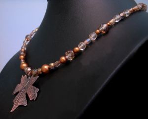 Collier en perles cuivr&eacute;es pendentif feuille