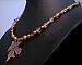 Collier en perles cuivr&eacute;es pendentif feuille