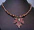 Collier en perles cuivr&eacute;es pendentif feuille