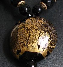 Collier en verre souffl&eacute; noir & or