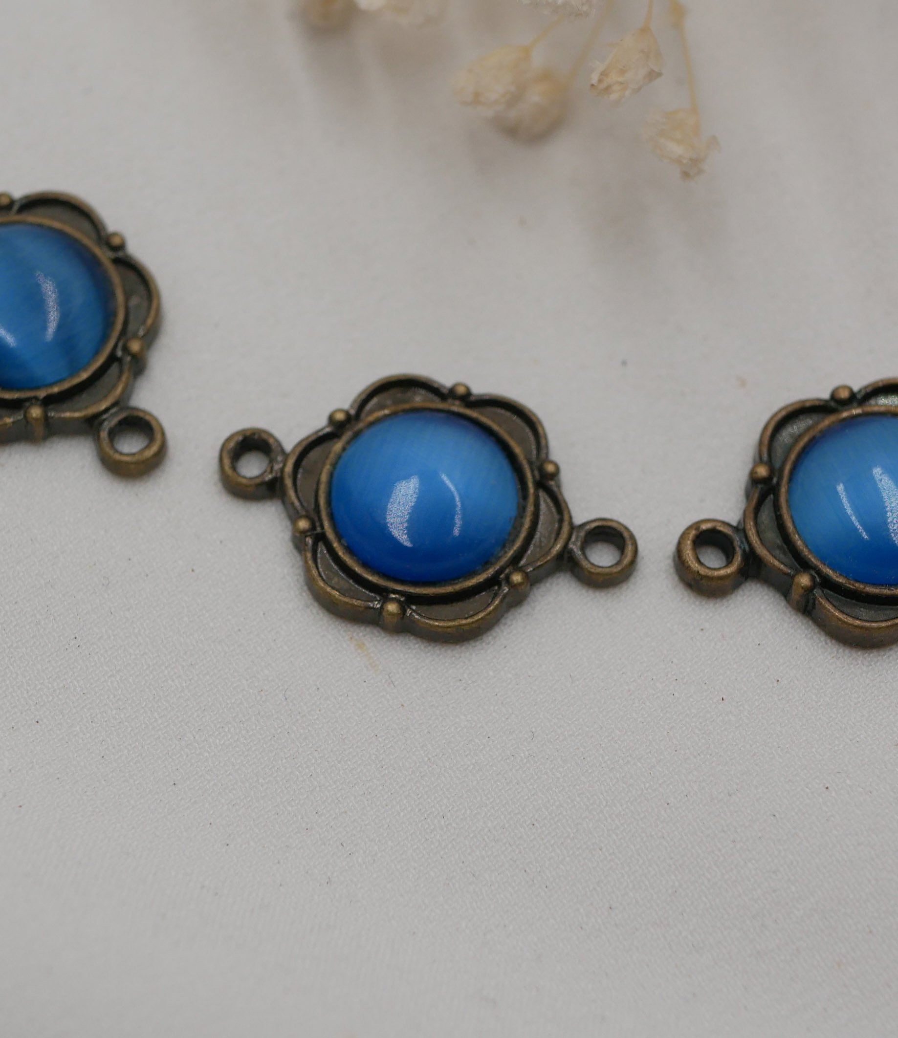 Lot de 5 demi cabochons Bleu foncé sertis double connecteur bronze