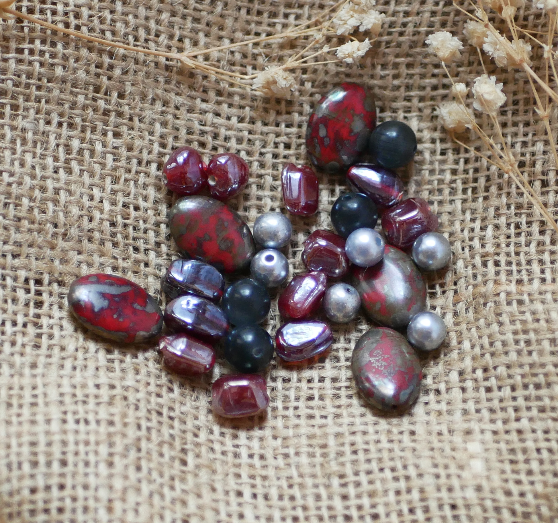 Lot de perles en pierre naturelle, cristal et verre Rouge grenat et gris