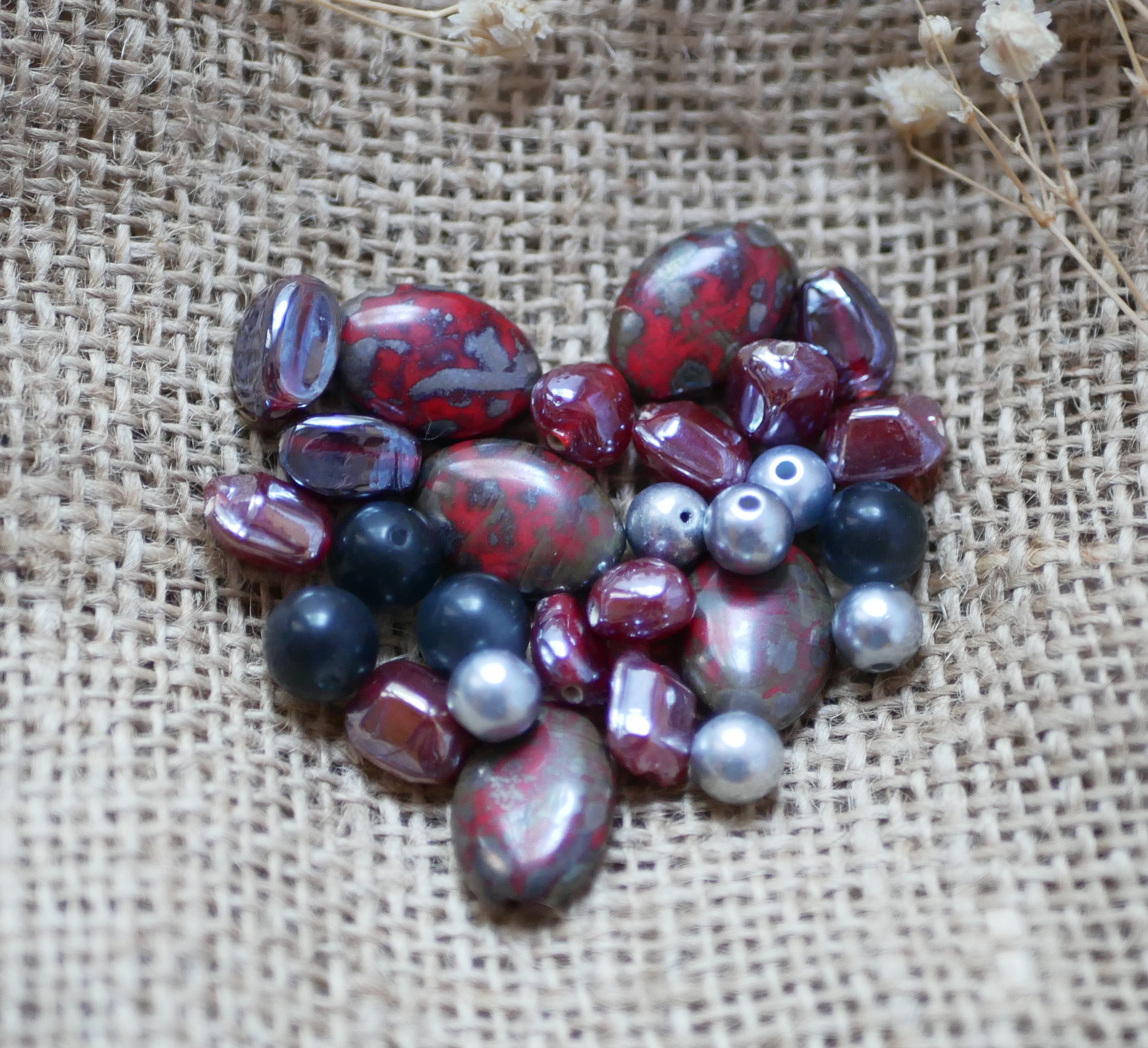 Lot de perles en pierre naturelle, cristal et verre Rouge grenat et gris