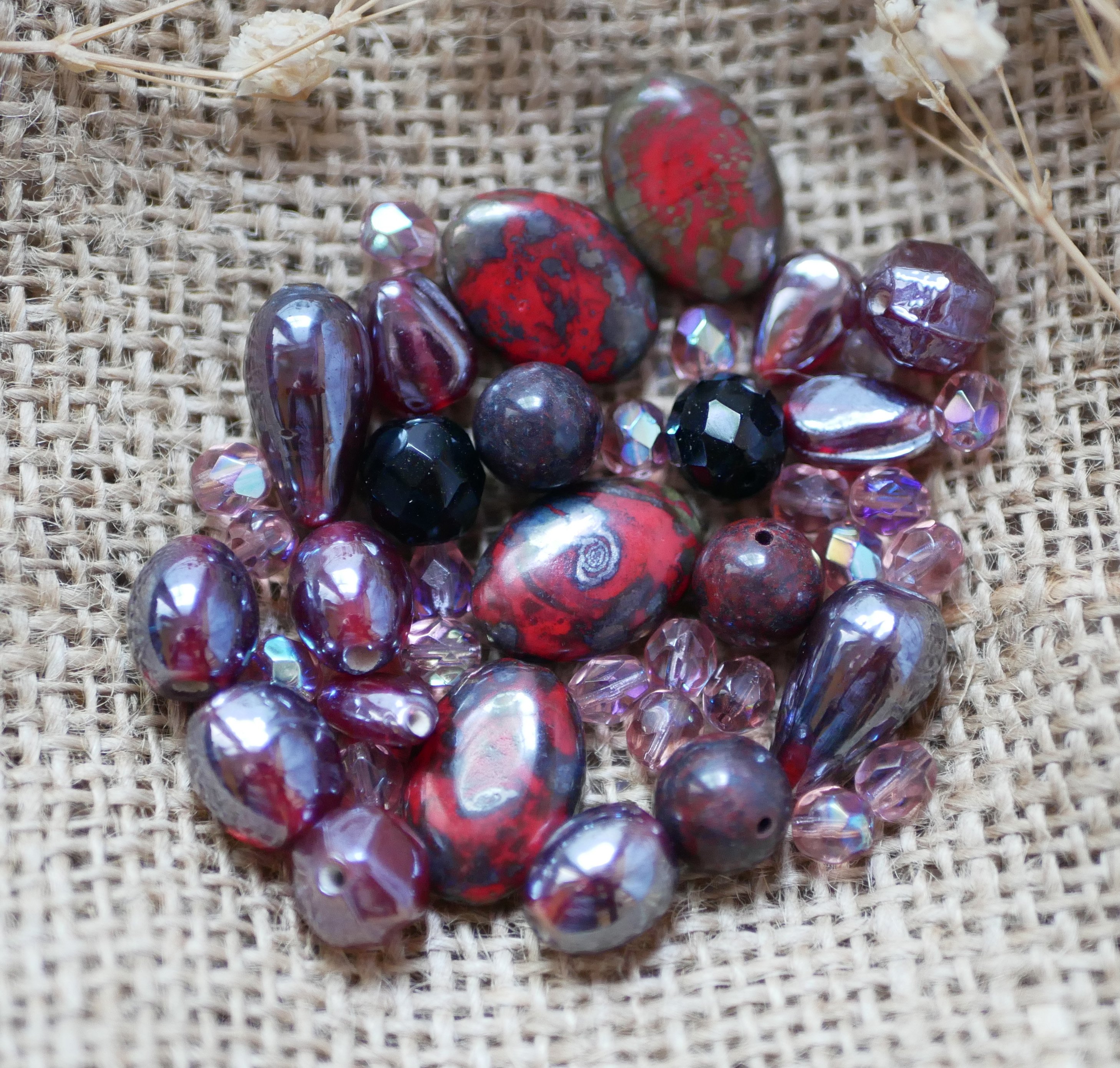 Lot de perles en pierre naturelle, cristal et verre Rouge grenat et noir