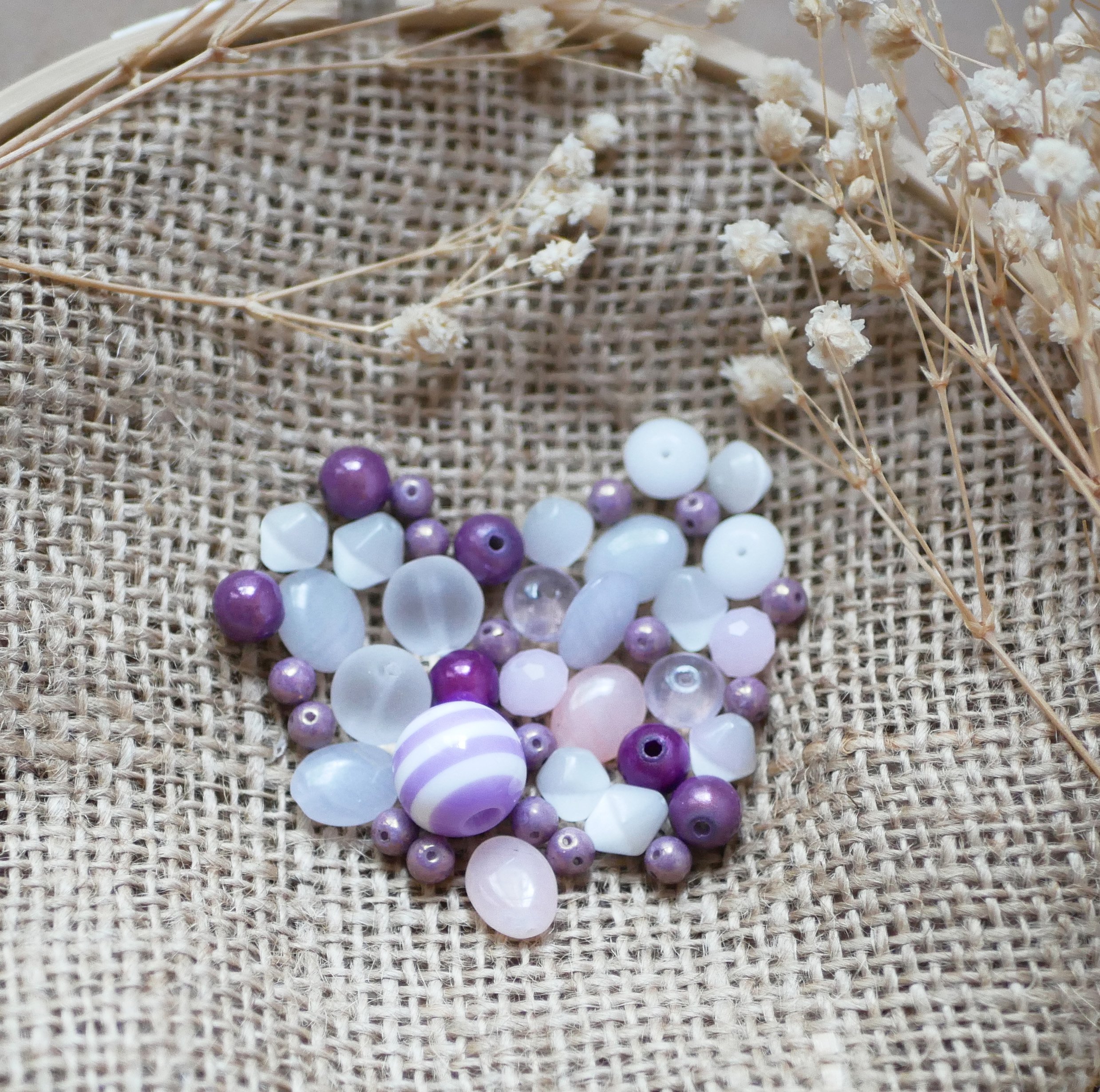 Lot de perles violet parme opale en verre press&eacute; et c&eacute;ramique