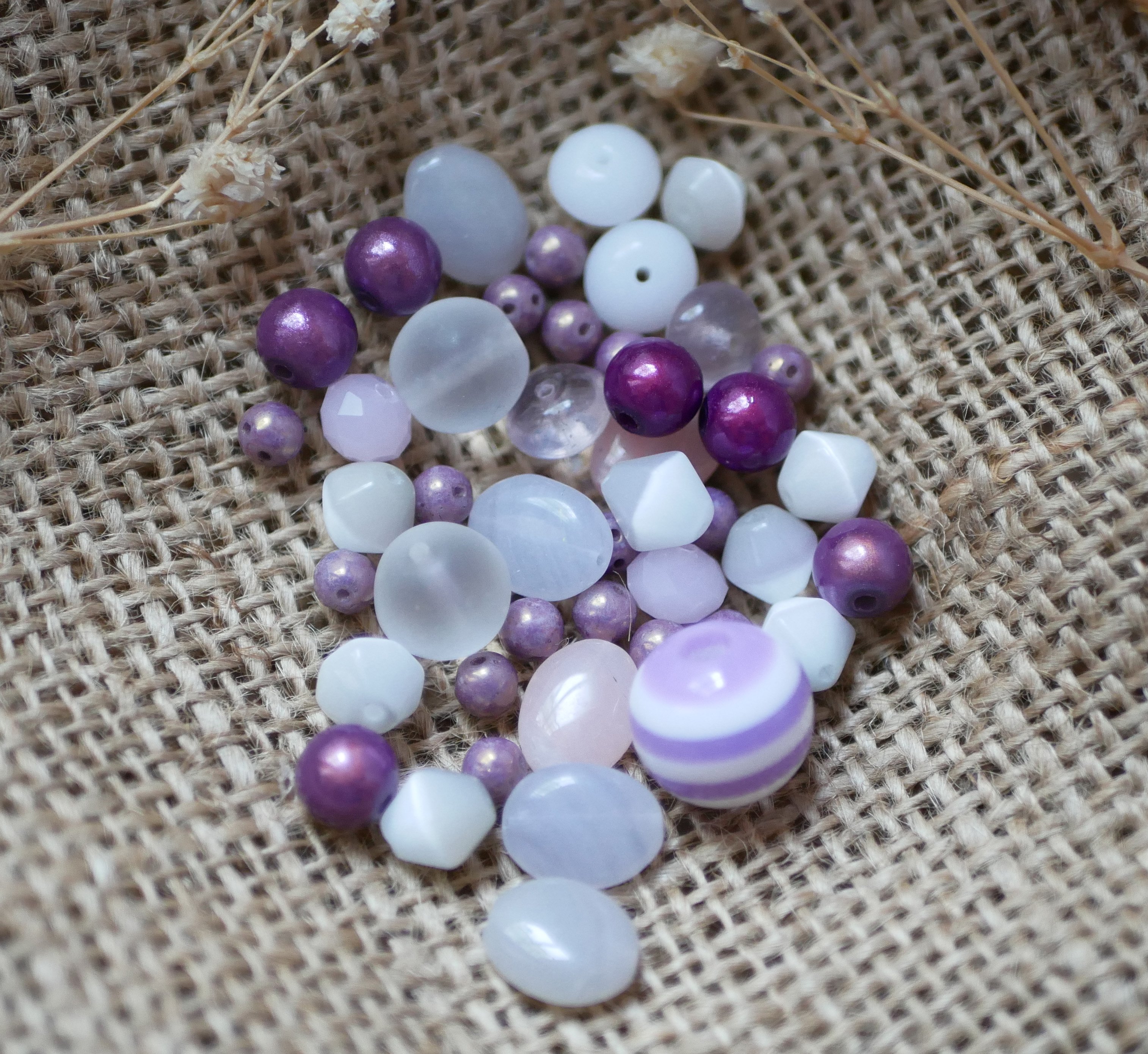 Lot de perles violet parme opale en verre pressé et céramique