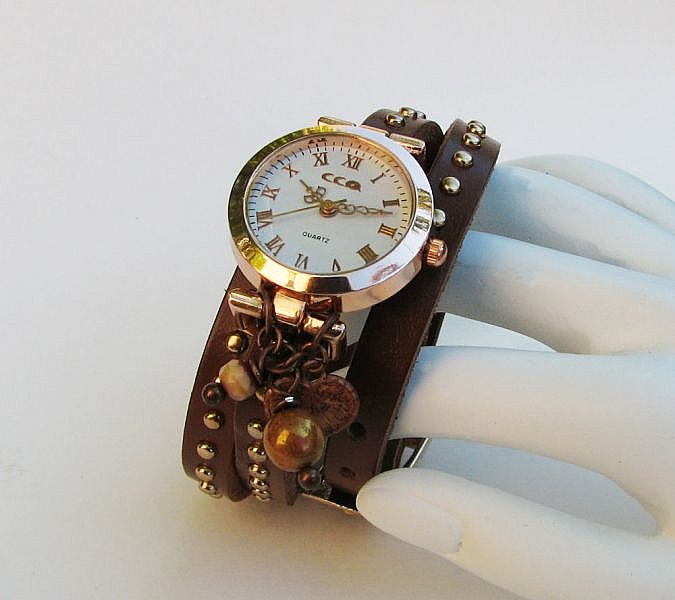 Montre or rose bracelet cuir marron breloques cuivr&eacute;es
