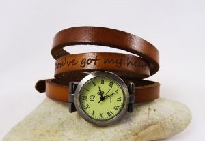 Montre bracelet cuir 3 tours phrase grav&eacute;e