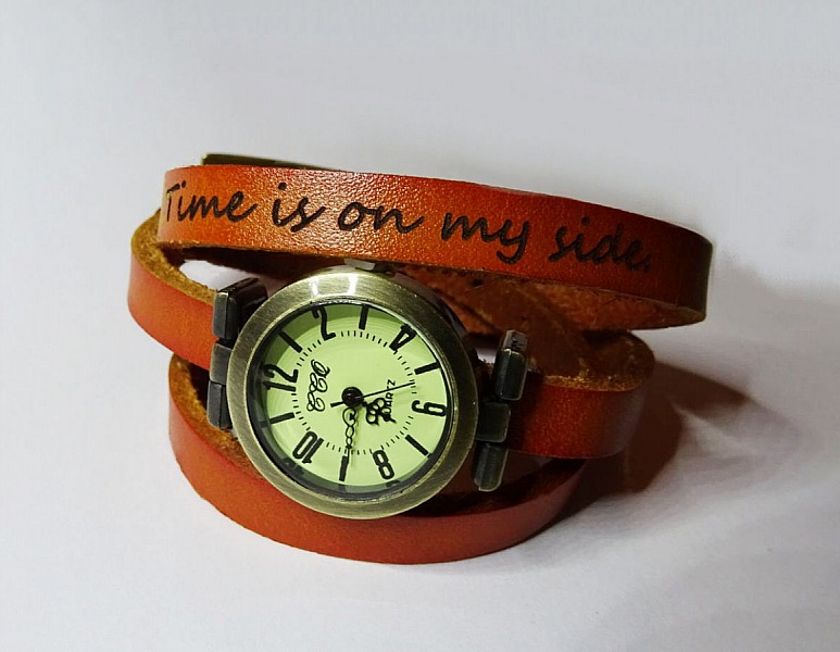Montre bracelet cuir 3 tours phrase grav&eacute;e