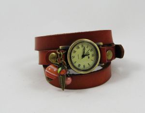 Montre cuir paprika breloques et pierres orange