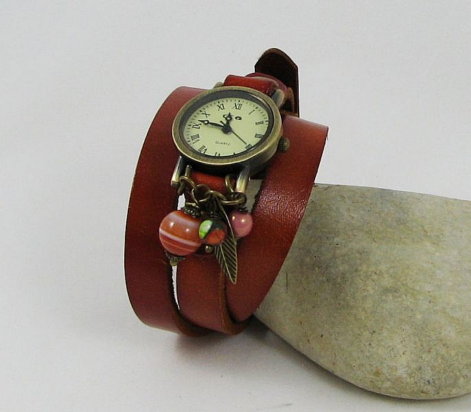 Montre cuir paprika breloques et pierres orange