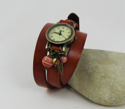 Montre cuir paprika breloques et pierres orange
