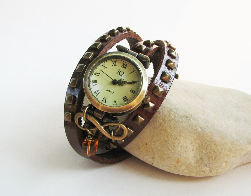 Montre cuir  rivets carr&eacute;s breloque Infini