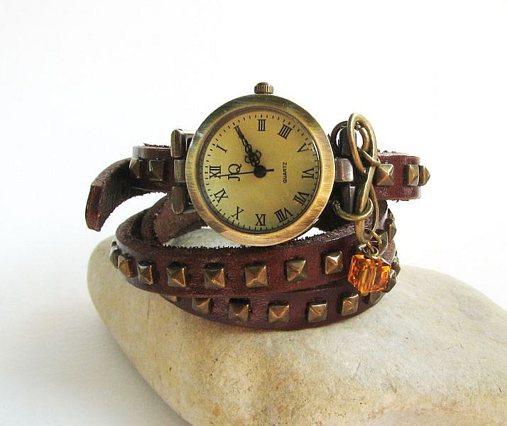 Montre cuir  rivets carr&eacute;s breloque Infini