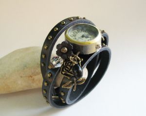 Montre bracelet cuir noir clout&eacute;s d&eacute;cor Rose et perles