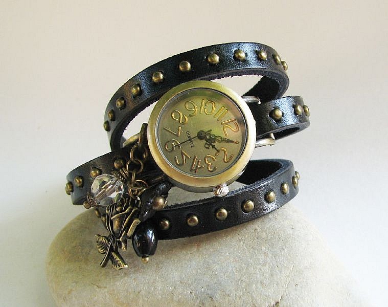 Montre bracelet cuir noir clout&eacute;s d&eacute;cor Rose et perles