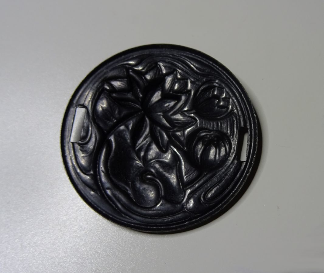 Médaillon nénuphar en relief métal noir attaches de côté 