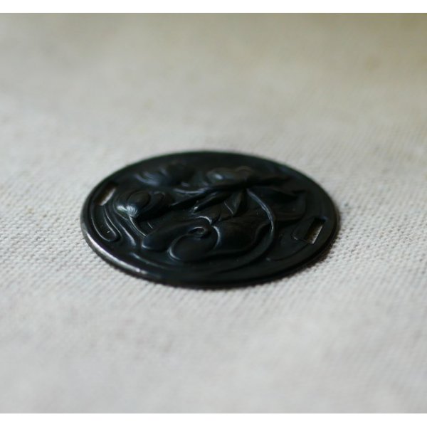 M&eacute;daillon n&eacute;nuphar en relief m&eacute;tal noir attaches de c&ocirc;t&eacute; 