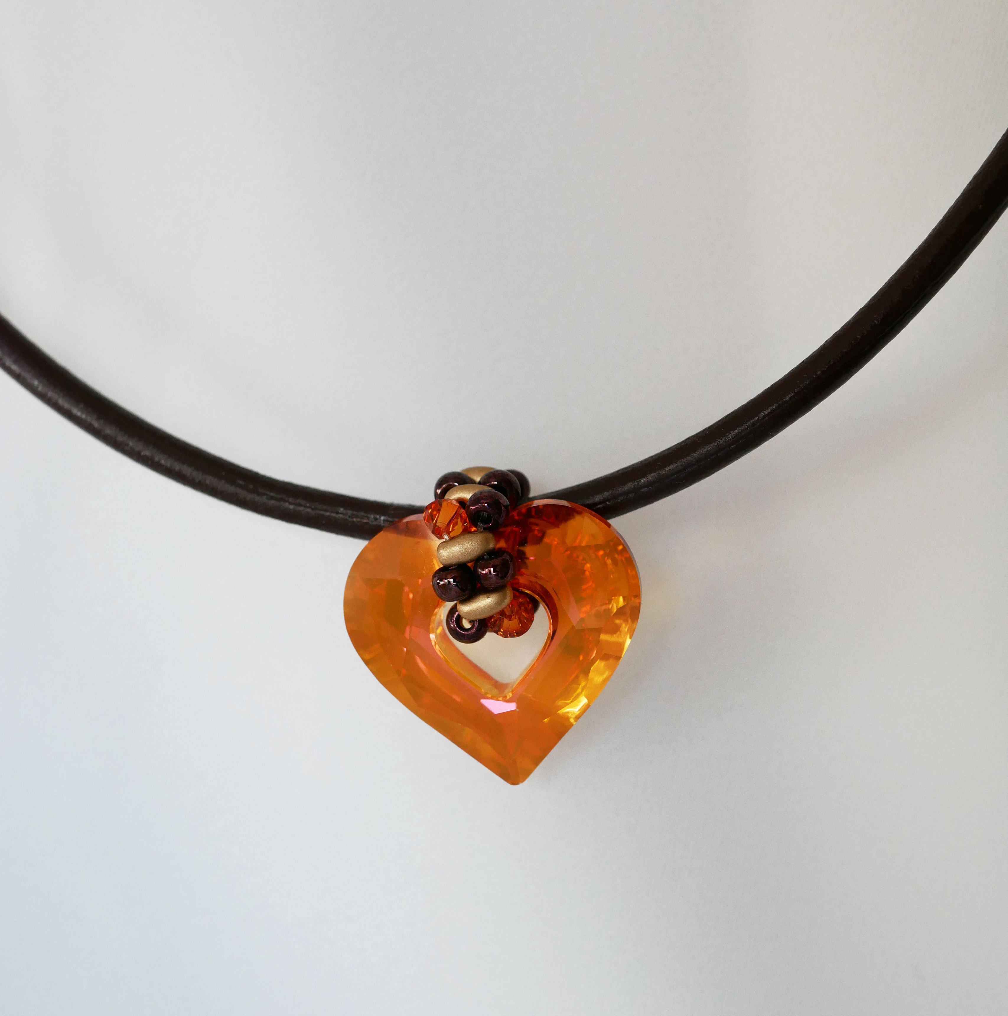 Pendentif coeur cristal Swarovski ambré sur cuir marron